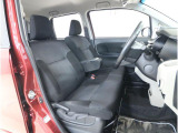 運転席シートです。座り心地を高めた座面構造となっておりますので、近場へのちょっとした移動やロングドライブ時など、どんな時でも快適なドライビングを楽しんでいただく事が可能です。