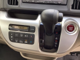 CVT車のセレクトレバーです。低速から高速まで、変速ショックのないスムーズな走りを実現するとともに、エンジン効率のよい領域を維持することで燃費にも貢献します。