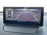 車両の前後左右に備えた計4つのカメラを活用し、車両を上方から俯瞰したようなトップビューのほか、フロントビュー、リヤビュー、左右サイドビューの映像をセンターディスプレイに表示。