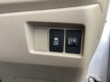 ハンドルの右側にはヘットライトリベライザーとVSA(ABS+TCS+横滑り抑制)の解除スイッチがついています。ヘッドライトリベライザーは道路状況や積荷の加重に応じてライトの高さを調節できます。