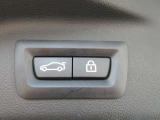 電動リアゲート装備です。バンパー下でのキックスイッチも装備されております。