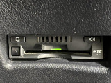 【ETC】有料道路を利用する際に料金所で停止することなく通過できる、ETC車載器(ノンストップ自動料金収受システム機器)が装備されています。セットアップを行うことで利用可能になります。