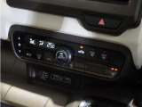 【オートエアコン】温度を設定すれば自動で快適な車内温度を保ちます。エアコン内部の高性能脱臭フィルターで車内のアレルゲンや花粉を除去。