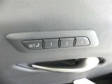 運転席のシートポジションを記憶・再現できるメモリー機能を搭載しています。