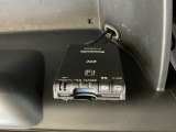 グローブBOX内のカードの取り出しもしやすい場所にETCがついています。高速道路の料金所の通過もラクラクです!。