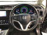 運転にかかわる様々な操作を安全に行えるように視点移動が少なく操作性に配慮されたスイッチ類が凝縮されたコクピットです。