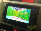 【バックカメラ】駐車時に後方がリアルタイム映像で確認できます。大型商業施設や立体駐車場での駐車時や、夜間のバック時に大活躍!運転スキルに関わらず、今や必須となった装備のひとつです!