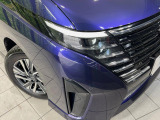 【LEDヘッドライト】悪天候や夜間走行時も良好な視界を確保し安心して運転できる高輝度LEDヘッドライトを装備!点灯速度が早く、消費電力も抑えられています。