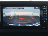 カラーで後方映像をモニターに映し出してくれるので、ショッピングモールのような狭い駐車場であったとしても障害物を見つけ、楽々駐車することができますね。
