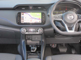 すっきりした運転席周りにはナビやエアコンの操作パネルを設置しておりますので、お一人での運転でもご安心できます。