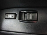 パワーウィンド付きで、走行中の換気や駐車場のチケット受け取りもラクラクです。