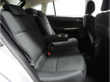 リアシートのセンターアムレストには2つのカップフォルダーつきで、車内全員がゆったりお過ごしいただけます!!