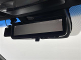 【デジタルインナーミラー】車両後方カメラの映像をルームミラーに映すことが出来ます。 そのため、後席に人や荷物があって後方が見えづらい場合でもしっかり視界を確保することが出来ます。