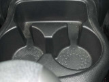 手の届く所にドリンクホルダーが有ります。