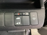 左側電動スライドドアは運転席からでも操作ができるように、ハンドル付近に開閉の操作スイッチが付いています。
