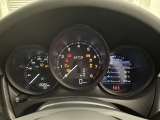 スポーツカーらしく回転計を中央に置いた視認性の高いメーター類。距離は12,022kmです。