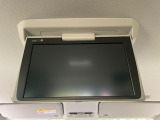 【フリップダウンモニター】大画面モニターで後席でもエンタメをお楽しみいただけます。小さなお子様にも大人気の装備です♪