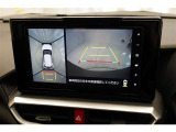 【全方位カメラ】 車の前後左右に取り付けられたカメラで、視線やバックモニターでは死角となる前方や真横も確認できます。狭い駐車スペースもスムーズに駐車できます。