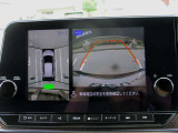 真上から見下ろすような映像で、車庫入れや縦列駐車時に、自車と駐車位置の関係をひと目で確認でき、スムースな駐車をサポート。動く物を検知してお知らせすることで、発進時の安全確認もサポートします。