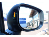 車体後部に内蔵されたセンサーによって、自車後方から接近する車両を検知。衝突の危険があるとシステムが判断した場合、ドアミラー内側のLEDインジケーターや警報音でドライバーに注意を促します。