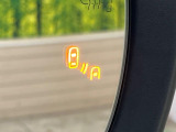 【ブラインドスポットモニタ】レーダーにより隣車線の車両を検知。車両を検知した側の表示灯が点灯。車両を検知している側に車線変更をしようとした場合、ブザーと表示で危険をお知らせします。