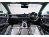 運転席からの眺めです。適度にタイトな設計でスポーツカーらしい車内空間です。