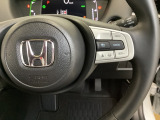 ハンドルにHondaセンシング系のクルーズコントロールやレーンキープアシストなどのスイッチが装備されています。ハンドルから手を離さず安全に操作できます。