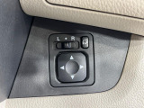 【電動格納ミラー】サイドミラーは電動格納式となっており、狭い駐車場でもキズがつくリスクを抑えられます。