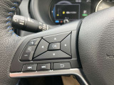 左側に音量調整・チャンネル変更等ができるスイッチ、右側にプロパイロットのスイッチ、高速道路の同一走行レーンでの運転支援で運転者の負担が軽減されます、日産の先進技術を是非体感して下さい。