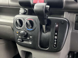 操作が簡単なシフトレバーですのでストレスなく運転が出来ますよ!