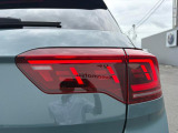 後続車からの視認性に優れるLEDダークテールランプ。ウィンカーは流れる様に点滅する「ダイナミックターンインジケーター」を装備。