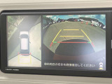空から見下ろしているかのような映像をディスプレイに映し出し、スムースな駐車をサポートします。