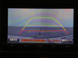 【バックカメラ】運転が苦手な方も車庫入れラクラクです!ギアをリバースに入れれば自動的に切り換わりますので、面倒な操作は不要です♪狭い駐車場もお車を傷つけず安心ですね!