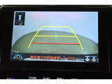 バックガイドモニター(バックモニター)付き。車両後方の映像をナビ画面に表示し、駐車などの後退操作をサポートします。