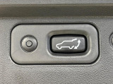 【パワーバックドア】スマートキーや運転席のボタンを押すだけでリアゲートが自動で開閉します!荷物を持っている時や、高い位置にあるバックドアを閉める際に便利な機能です♪