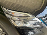 【LEDヘッドライト】悪天候や夜間走行時も良好な視界を確保し安心して運転できる高輝度LEDヘッドライトを装備!点灯速度が早く、消費電力も抑えられています。