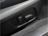 ”電動シートを装備。お客様に安全に運転頂けるよう座席の位置、座面の上げ下げやリクライニングの加減も細やかな設定を可能にしました。”
