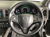 ハンドルにHondaセンシング系のクルーズコントロールやレーンキープアシストなどのスイッチと、オーディオの操作スイッチが装備されています。ハンドルから手を離さず安全に操作できます。