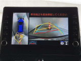 真上から見下ろしたような視点で車とその周囲を確認出来る画面と、車両後方を映し出すバックモニター画面の2つを表示してくれます。