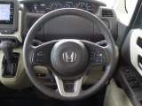 ハンドル左側にはオーディオ操作が出来るオーディオリモートコントロールスイッチ、右側にはHonda SENSINGとオートクルーズコントロールのスイッチを装備!