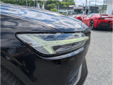 特徴的なT字型のLEDヘッドライトは、新世代のボルボを象徴するユニークなアイコンとなっています。LEDデイタイム・ランニング・ライトやポジションライト、ウインカーの役割も果たします。