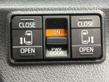 【両側パワースライドドア】スマートキーや運転席のスイッチで後席両側スライドドアの開閉が可能♪電動だから力を入れてドアを開ける必要が無く、小さなお子様でも簡単に開け閉めでき快適です♪