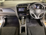 車内は光触媒抗菌消臭施工済です。スタイリッシュなデザインでスポーティなインパネ周りを演出します。グローブボックスやカップホルダーのほかにトレーなどたくさんの収納スペースが付いています。