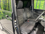 運転席まわりには十分なスペースがあり、大柄な方でもゆったり運転していただける環境です。