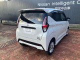 フロントだけでなく、バックソナーも付いてるので駐車時もバッチリ補助してくれます(*^^*)
