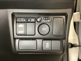 左側電動スライドドアは運転席から操作ができるよう、操作スイッチが付いています。VSA(ABS+TCS+横滑り抑制)解除スイッチなども装備しています。