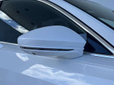 ●アウディサイドアシスト『後方の死角を並走する車両を検知しドアミラーの内側のLEDが点灯。ドライバーに注意を促し事故を未然に防ぐシステムです。』