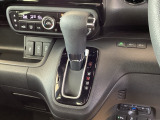 自然に手が届き、操作性の良いインパネシフトに、パーキングブレーキは、フットブレーキタイプなので、運転席と助手席の間はすっきりしています。
