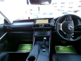 大きなフロントガラスで視界を確保し、視点も高いので運転しやすく安心です!!