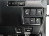 【ステアリングスイッチ】ハンドルを握ったままで各種装備の設定・オーディオの操作が可能。この快適さ、やめられません!